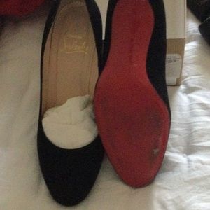 Black suede round toe pump